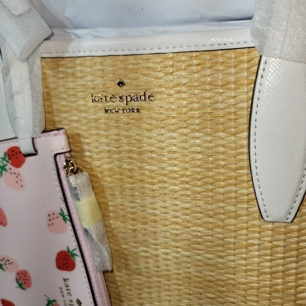 KateāSpadeāpicnicĀ inātheāparkāsmallātote - Picture 7 of 16